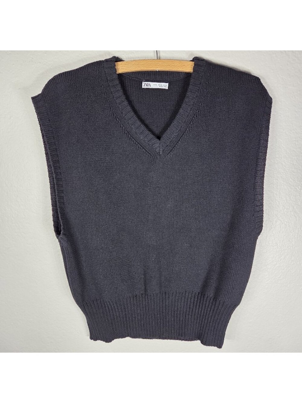 Zara Women’s Black Ribbed Knit V-Neck Sleeveless Sweater Vest Size M Cotton